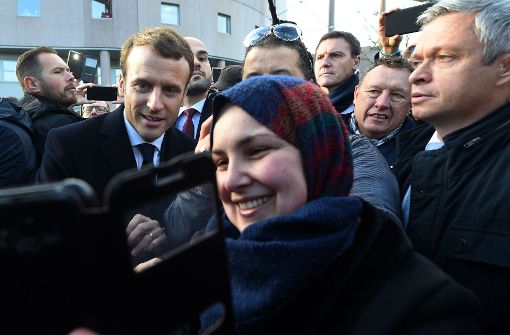 Emmanuel Macron der Superstar. Im nordfranzösischen Tourcoing verspricht der Präsident, das Elend in den armen Vorstädten Frankreichs zu bekämpfen. Foto: POOL