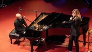 Melody Gardot mit ihrem Pianisten und Duett-Partner Philippe de Aquino im Alten Schloss Foto: Opus/Reiner Pfisterer