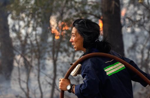 Am Ende ihrer Kräfte: eine Feuerwehrfrau in Griechenland Foto: dpa/Marios Lolos