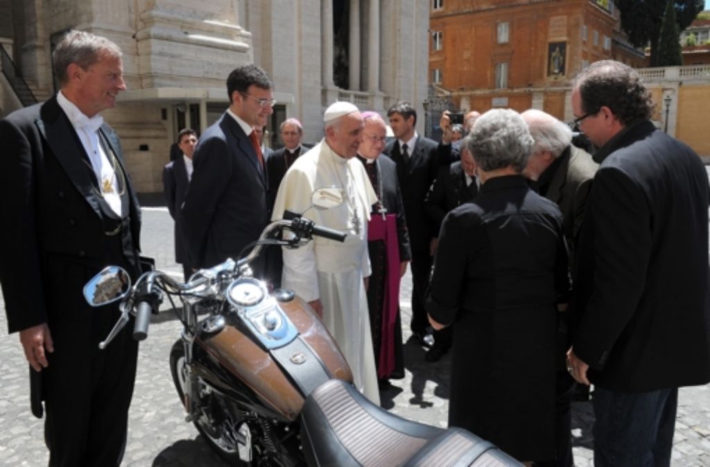Die braun-schwarze Harley Davidson wurde von Papst Franziskus gesegnet.