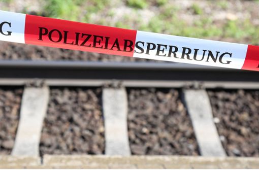 In Bremen ist ein dreijähriger Junge von einem Zug erfasst worden (Symbolbild). Foto: IMAGO/Daniel Scharinger/IMAGO/Daniel Scharinger