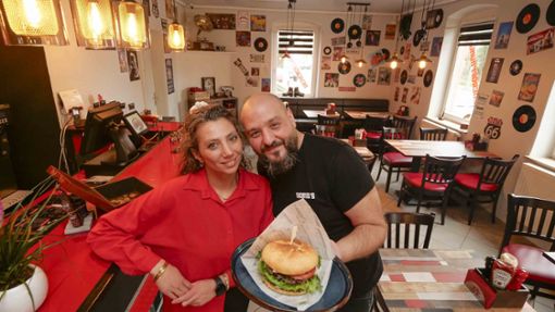 Üzeyir Soner  Soyal  und seine Frau Rabia bieten in Ditzingen Burger an. Foto: /Simon Granville