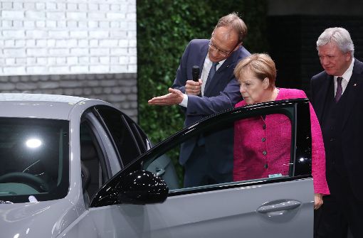 Bei dem Rundgang über die Internationale Automobil-Ausstellung hielt Bundeskanzlerin Merkel auch am Stand von Opel. Foto: Getty Images Europe
