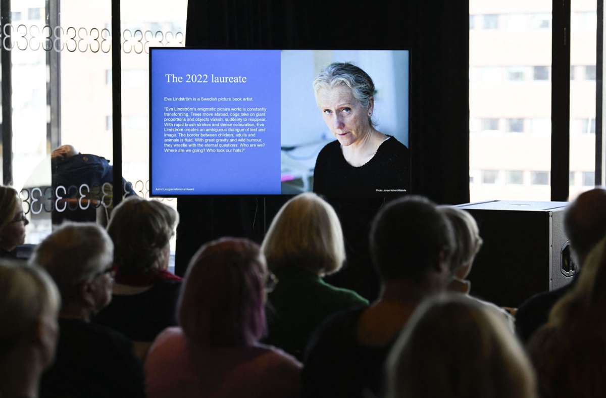 Die diesjährige Gewinnerin des renommierten Astrid-Lindgren-Gedächtnispreis Eva Lindström (auf der Leinwand zu sehen) wird während einer Pressekonferenz in Stockholm verkündet. Foto: AFP/JESSICA GOW