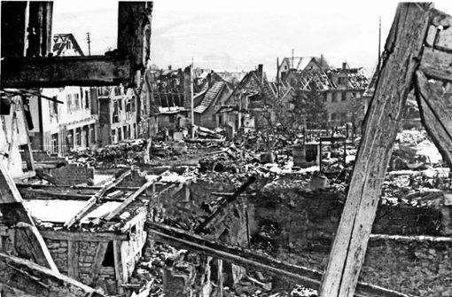 Massive Fliegerangriffe am 2. März 1944 verwandelten viele Straßenzüge in Hedelfingen – wie hier die heutige Lonseer Straße – in ein Trümmerfeld. Foto: Archiv Altes Haus Hedelfingen (z)