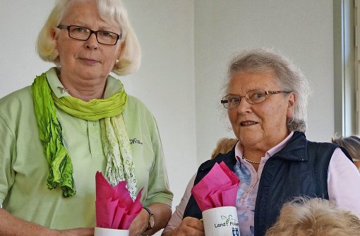 Zum 40. Geburtstag gibt es Kaffeetassen mit Logo: Claudia Horn (links) und Gretel Kalmbach Foto: Fritzsche