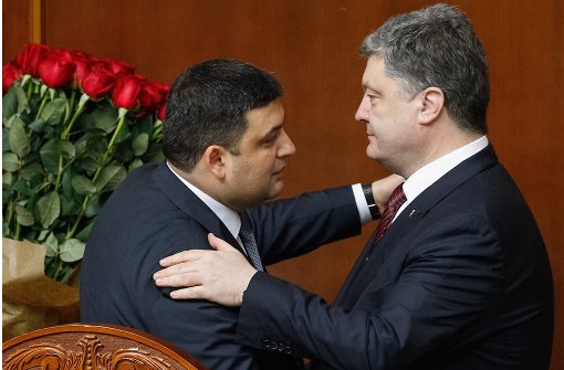 Eine Umarmung für den neuen ukrainischen Premierminister Groisman (links). Präsident Poroschenko hat mit ihm einen seiner Vertrauten auf den Posten gehoben. Foto: dpa
