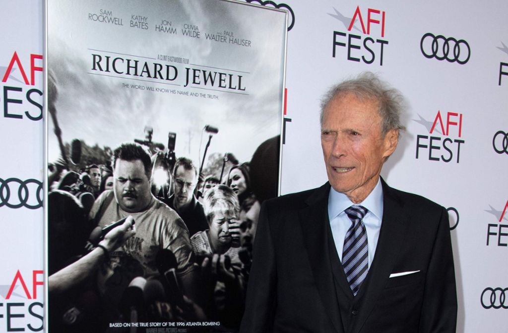 Clint Eastwood steht vor dem Plakat seines neuen Filmes „Richard Jewell“. Foto: AFP/VALERIE MACON