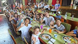Beim gemeinsamen Mittagessen haben die Kinder ebenfalls Spaß. Foto: Werner Kuhnle