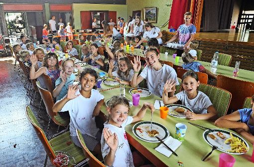 Beim gemeinsamen Mittagessen haben die Kinder ebenfalls Spaß. Foto: Werner Kuhnle