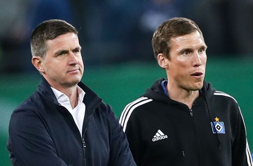 HSV-Sportchef Ralf Becker (links) entlässt seinen Trainer Hannes Wolf ziemlich stillos. Foto: dpa