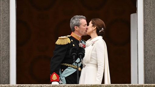 Ein Kuss für die neue Königin: Frederik X. küsst seine Frau Mary – und weist Spekulationen über den Zustand ihrer Ehe in die Schranken. Foto: AFP/JONATHAN NACKSTRAND