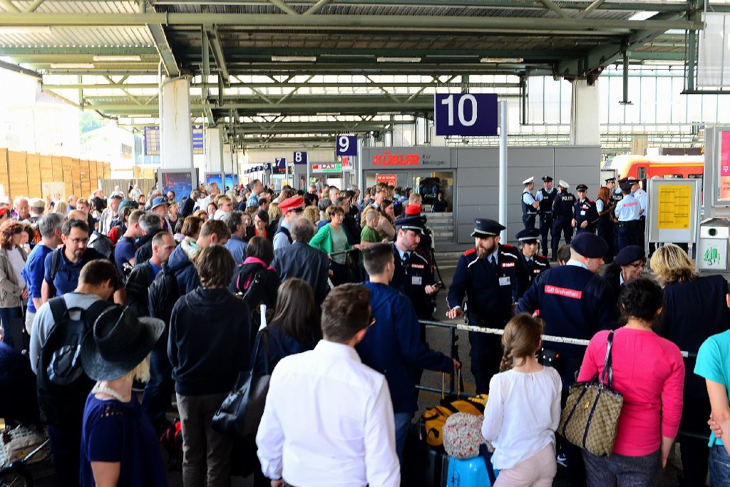 Tag 1 nach dem Bahnstreik: Am Stuttgarter Hauptbahnhof waren ICEs dermaßen überfüllt, dass sie nicht mehr weiterfahren konnten.
