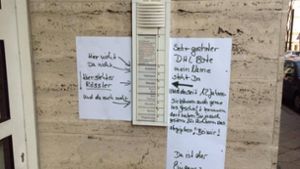Mit mehr als einem handgeschriebenen Zettel weist Martina Rössler auf das richtige Klingelschild hin. Foto: Facebook