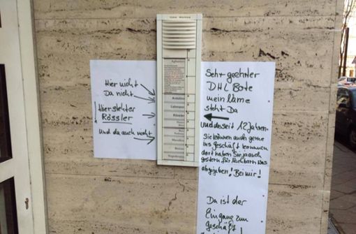 Mit mehr als einem handgeschriebenen Zettel weist Martina Rössler auf das richtige Klingelschild hin. Foto: Facebook