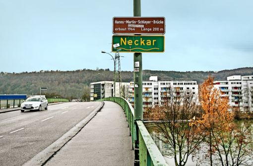 Aus drei Fahrbahnen sollen im Bereich des Neckars nach dem Neubau nur noch zwei werden. Das sehen die aktuellen Planungen für die Schleyer-Brücke vor. Foto: Horst Rudel
