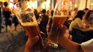 Im Freiburger Bermudadreieck versammeln sich zu später Stunde oftmals Hunderte und konsumieren erhebliche Mengen Alkohol. Foto: dpa