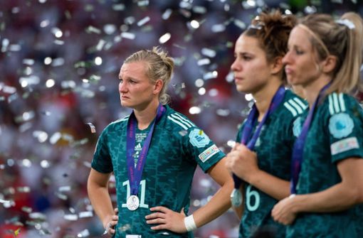 Deutschlands im Finale  verletzte Spielführerin Alexandra Popp (li.) und  ihre Mitspielerinnen können ihre Enttäuschung nicht verbergen. Foto: IMAGO//bner