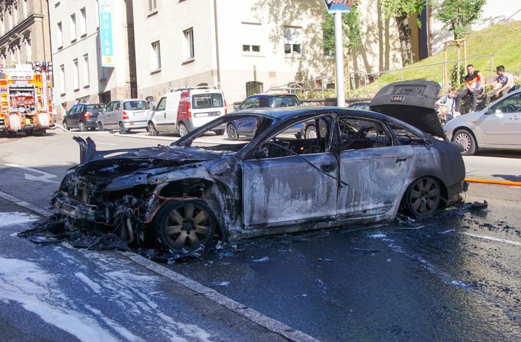 Der Audi ging auf der Dobelstraße in Flammen auf.