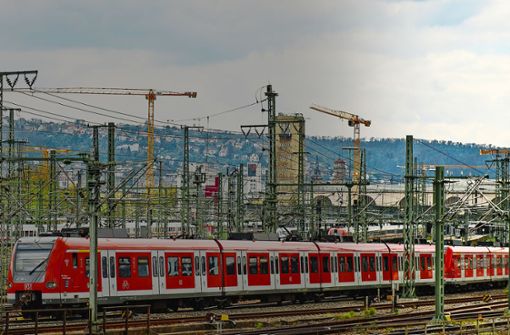 Der Stuttgarter Hauptbahnhof wird in den Sommermonaten auf fünf Gleisen von S-Bahnen angefahren, der S-Bahn-Tunnel unter der City ist dann tabu. Foto: Lichtgut/Leif Piechowski