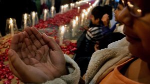 Nach dem Schulmassaker, bei dem radikalislamische Taliban rund 150 Menschen getötetet hatten, trauert Pakistan um die Opfer. Foto: dpa