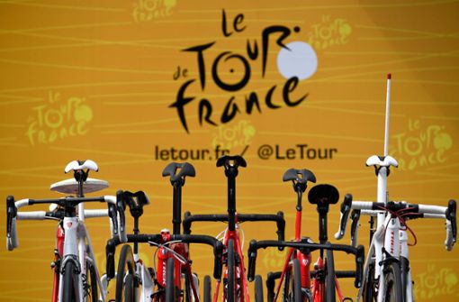 Die Tour de France wird in diesem Jahr von der Corona-Pandemie überschattet und beeinflusst. Foto: AFP/LIONEL BONAVENTURE