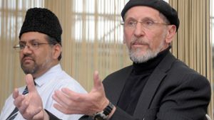 Abdullah Uwe Wagishauser (rechts), der Bundesvorsitzende der muslimischen Gemeinde Ahmadiyya Muslim Jamaat (AMJ), gemeinsam mit  Dawoot Majoka, der Pressesprecher der AMJ. Foto: dpa
