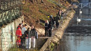 Einsatzkräfte bargen am Sonntag eine Leiche aus dem Neckar. Foto: Rosar