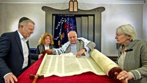 Gottes Wort: Die bisherige Tora der jüdischen Gemeinde ist in die Jahre gekommen. Foto: Lg/Piechowski