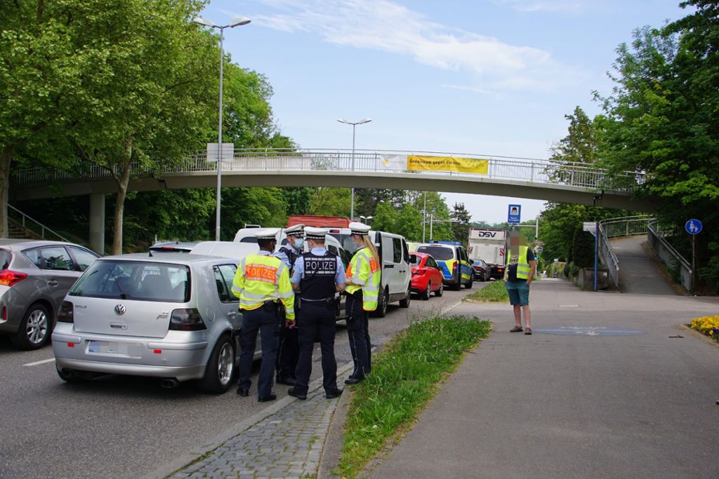 Für die Dauer der Verkehrsunfallaufnahme war der Fahrstreifen Richtung Neckarweihingen auf Höhe Favoriteschloss gesperrt.