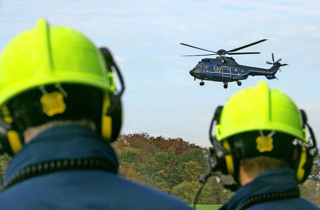 Realitätsnaher Einsatz: Ein von der Bundespolizei gestellter Hubschrauber  landet auf einer Lichtung, um Hilfsgüter aufzunehmen.