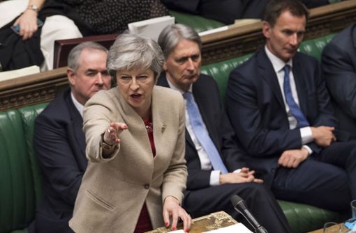 Theresa May gibt sich kämpferisch, ihre Anhänger wirken ernüchtert. Foto: AP