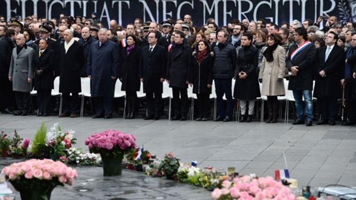 Hollande ehrt Opfer