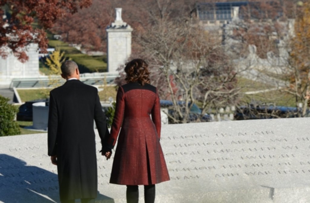 Barack Obama und seine Frau Michelle Obama in stillem Gedenken an John F. Kennedy.