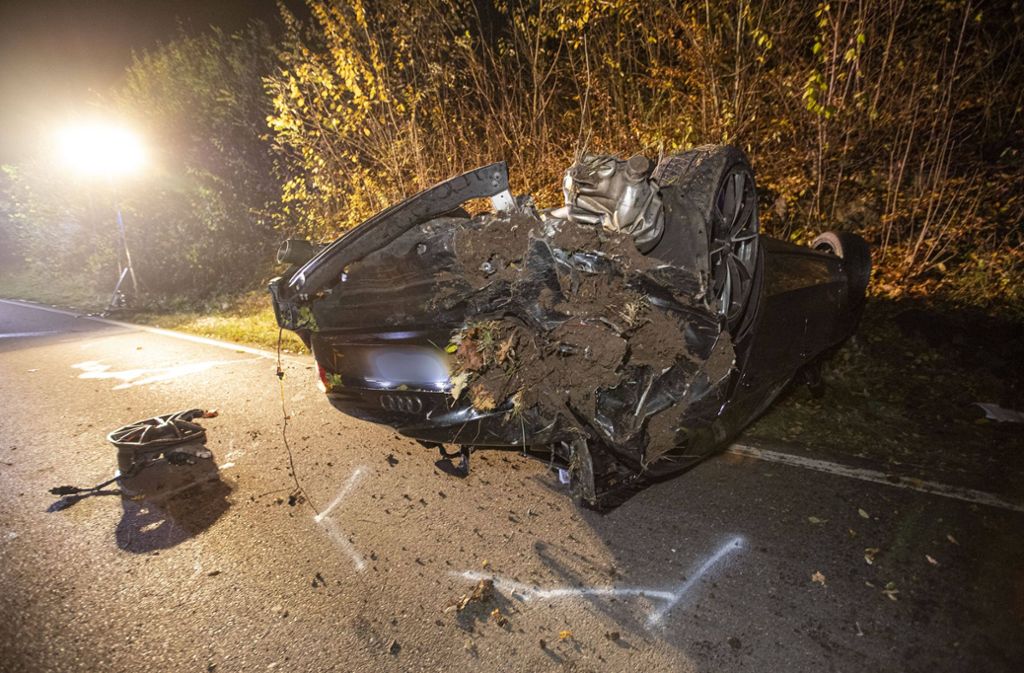 Der Fahrer des Unfallwagens lieferte sich vermutlich ein illegales Autorennen.
