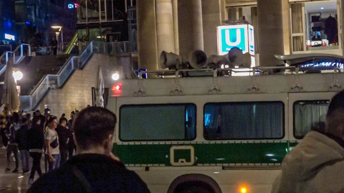 Polizei räumt Freitreppe am Kleinen Schlossplatz