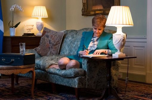 Die schottische Regierungschefin Nicola Sturgeon arbeitet am 30. März in ihrem Amtssitz in Edinburgh (Großbritannien) an einem Brief für Großbritanniens Premierministerin Theresa May. Foto: dpa