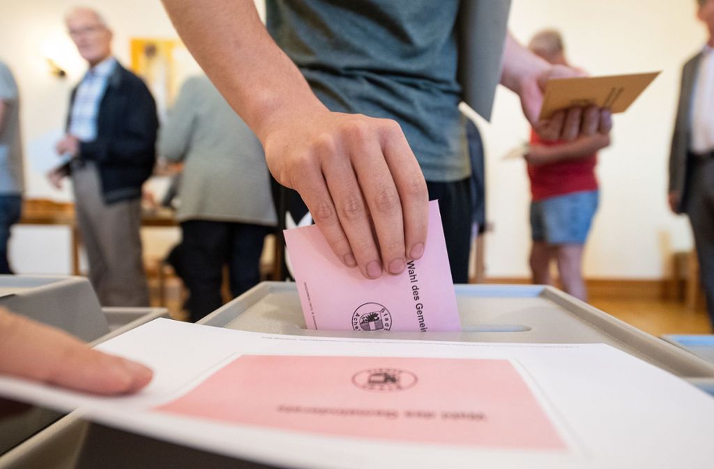 An die Wahlurne ging es an diesem Sonntag gleich mit drei verschiedenen Stimmzetteln.
