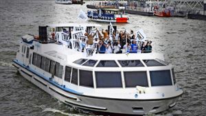 Auf der Themse demonstrieren die Brexit-Gegner auf Booten. Für die Küsten verlangen Briten den Einsatz von Kriegsschiffen gegen Flüchtlingsboote. Foto: AFP