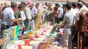 Flüchtlinge vor dem Terror der IS-Miliz im Irak werden von Hilfsorganisationen versorgt. Beim Angriff auf eine sunnitische Moschee nordöstlich von Bagdad sind am Freitag viele Menschen ums Leben gekommen.(Archivfoto) Foto: dpa