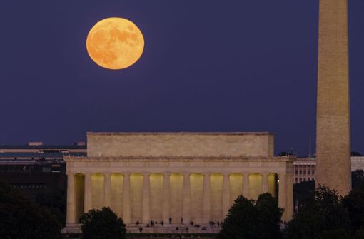Der Vollmond geht über dem Lincoln Memorial in Washington in den USA auf. Foto: dpa/J. David Ake