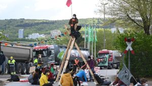 50 Umweltaktivisten blockieren Zufahrt von HeidelbergCement
