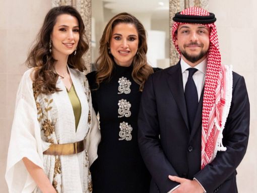Königin Rania (Mitte) mit ihrem ältesten Sohn Hussein und dessen künftiger Ehefrau Rajwa am Tag der Verlobung. Das Paar heiratet am 1. Juni. Foto: imago/PPE