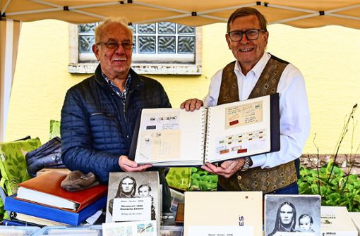Wolfgang Daffner (links) und  Gerhard Schweinle zeigten den Besuchern Briefmarken zum Tag der Deutschen Einheit. Foto: /Christine Biesinger