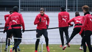 Emiliano Insua (Mitte) und der VfB Stuttgart bereiten sich auf das wichtige Spiel bei Bayer Leverkusen vor. Foto: Pressefoto Baumann