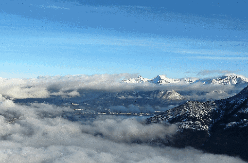 Ein strahlend blauer Himmel über den Wolken: Ausblick vom Sulphur Mountain .  Foto: Diemar