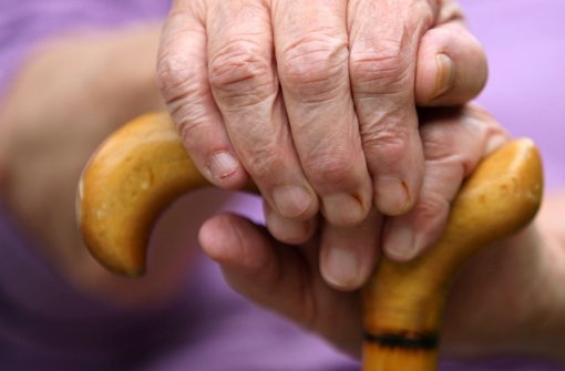 Insbesondere Senioren verunglücken häufig schwer im Haushalt. Foto: dpa