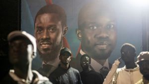 Wahlsieger Bassirou Diomaye Faye (auf Plakat l.) spielte bis vor Kurzem nur eine Nebenrolle als rechte Hand von Oppositionsführer Ousmane Sonko (r.). Foto: Mosaab Elshamy/AP