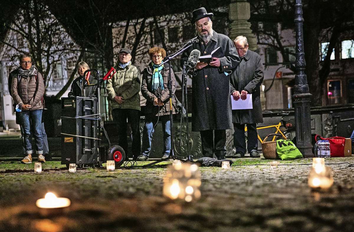 Im Rahmen der Gedenkfeier für die Holocaust-Opfer auf dem Hafenmarkt sprach Rabbiner  Jehuda Pushkin Psalm und Gebet.