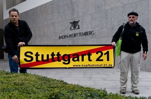 Die Welle der Proteste gegen Stuttgart 21 schwappt auch nach Berlin: Hier wird vor der baden-württembergischen Landesvertretung demonstriert. Foto: dpa